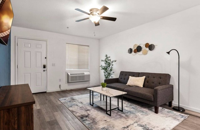 Modern Reno Stay | Near Bars & Shops