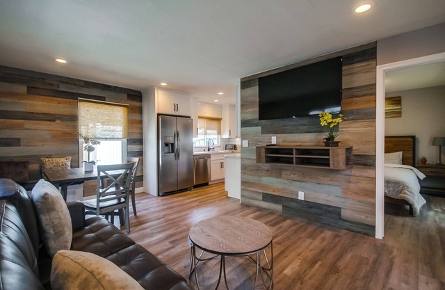 Modern Renovated Bayside condo-808