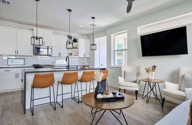 Modern Retreat Mins from Airport | DT | BBQ | ACL