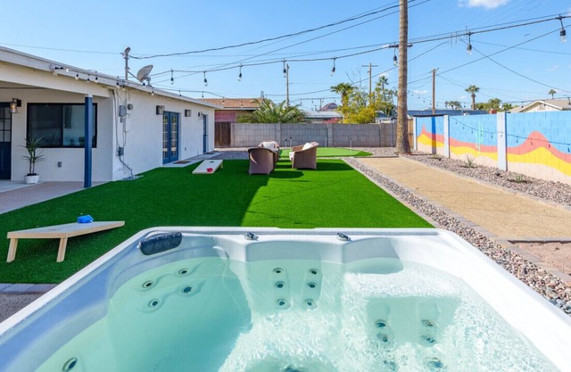 Modern Scottsdale Oasis | Jacuzzi Spa
