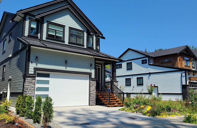 Modern, self-contained 2b/1.5 b suite w/workspace