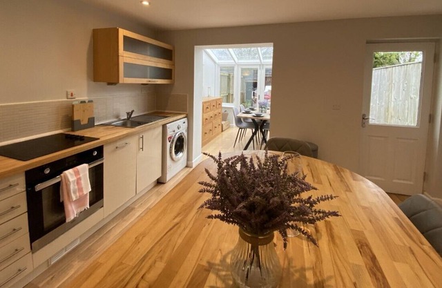 Modern, Spacious, 3bed House With Parking Walking Distance to Bath City Centre