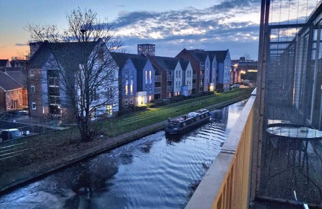 Modern Spacious House by the Canal within a 5min drive of Coventry City Centre.
