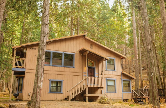 Modern & spacious Sugar Pine cabin- only 15 minutes away from Yosemite!