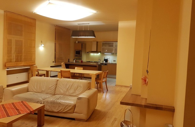Modern & Spacious: Your Family-Friendly Central Riga Haven!
