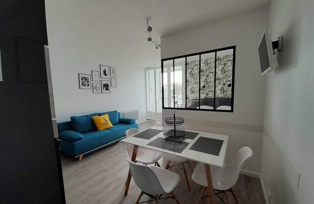 Modern Studio near Beach & Shops with Private Parking