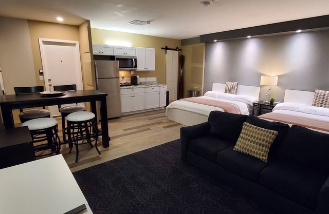 Modern Studio /2 min from Phoenix Raceway & 12 min from State Farm Stadium!*