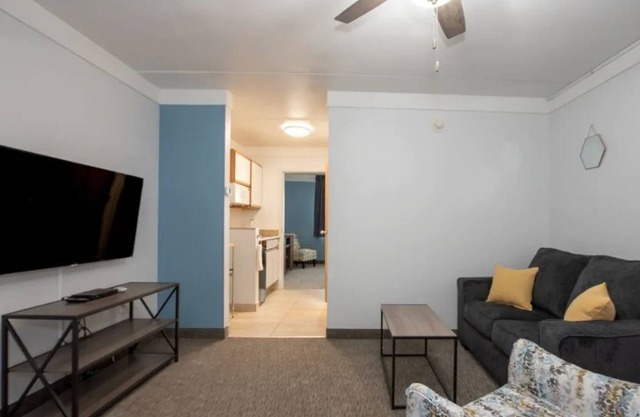 Modern Studio Apartment w/Kitchenette