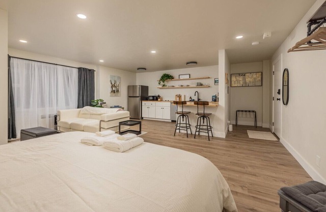 Modern Studio Conveniently Located in the Center of Downtown