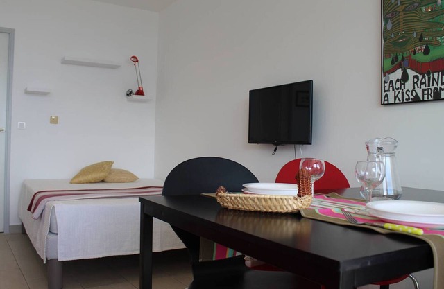 Modern studio, 2 sleeps, air-conditioned with parking in Villeneuve Loubet Plage