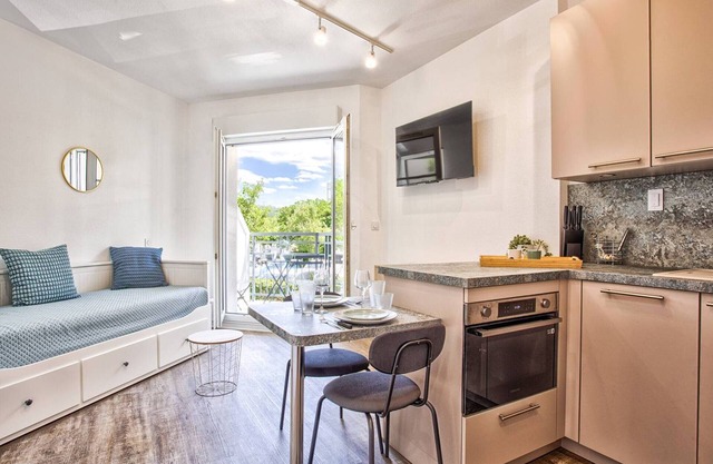 Modern studio near the beach with WiFi in Dives-sur-Mer