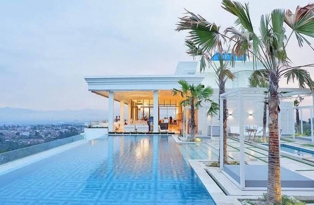 Modern Studio Room With Jacuzzi At Art Deco Apartment