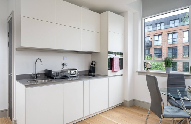 Modern Studio w/ parking -15 mins from Central London