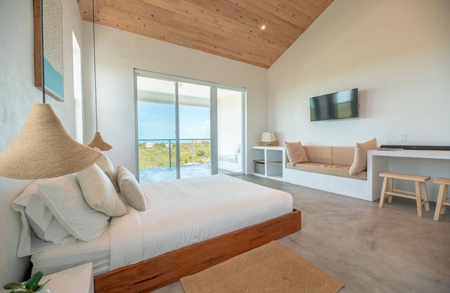 Modern Studio with Expansive Ocean View, Pool