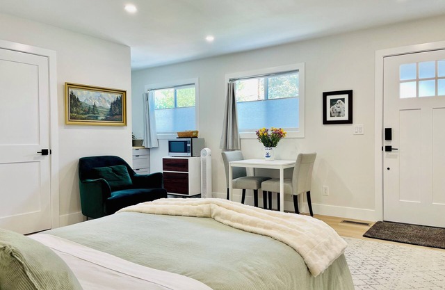 Modern studio within minutes to Capitol Complex!