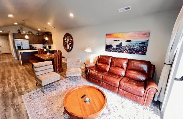 Modern Style, KING bed, Free Wi-Fi, with Garage!
