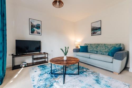 Modern & stylish 4 bed home with garden