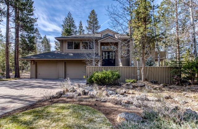 Modern Sunriver Luxury Home with Fenced Turf Pet Yard, Large Kids Room, SHARC !