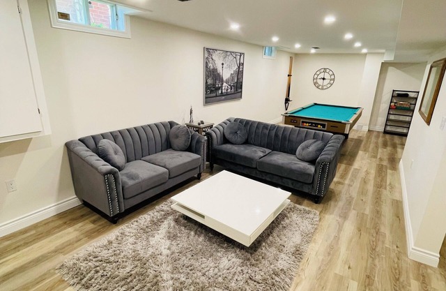 Modern Thorold Apt w/Pool Table