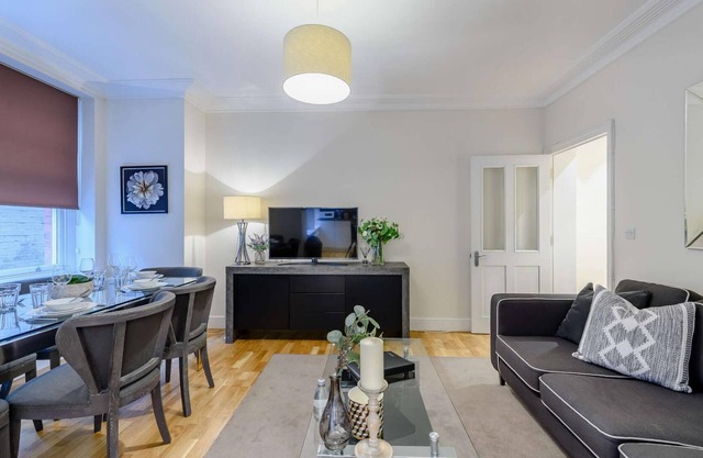 Modern Three Bedroom Apartment in Hammersmith