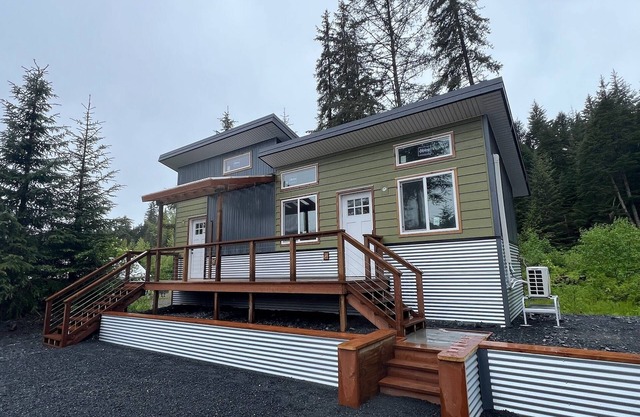 Modern Tiny House in Seward - 5 Min to Harbor & Tours