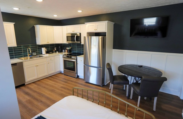 Modern Urban Studio at the Victorian – Steps to Dining, Shops & Farmers Market