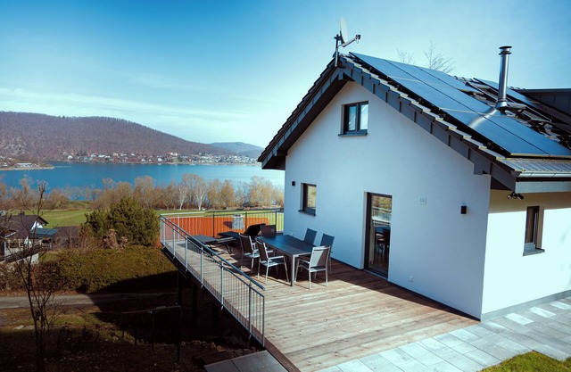 Modern vacation home with wonderful lake view, sauna and 5 min. walk to the lake