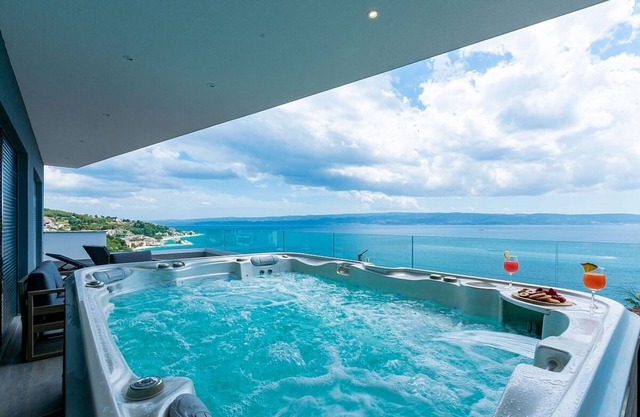 Modern Villa for Large Groups, Private Heated Pool, Sauna, Jacuzzi, Gym, Games Room & Sea Views!