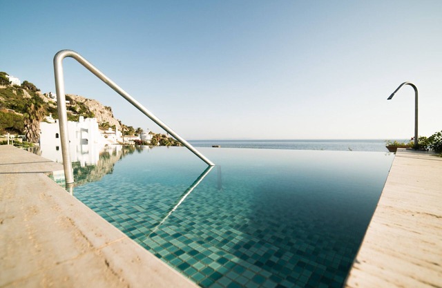 Modern villa in 1st line with infinity pool, spa, with 6 rooms. WIFI