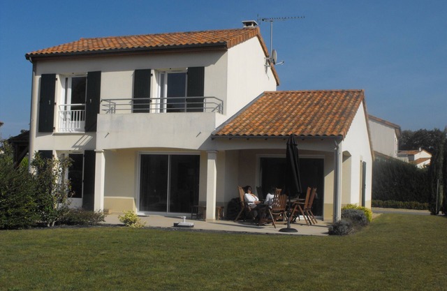 Modern Villa,large garden,next to heated pool/tennis. Golfcourse 5mins drive.