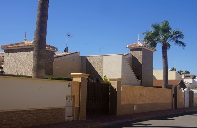 Modern villa with HEATED POOL & 400 m from the spa La Laguna hotel