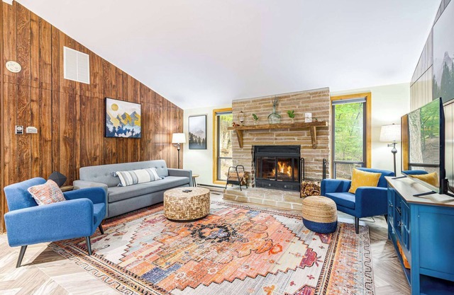 Modern w/Fire Pit, Deck, Grill & Hot Tub
