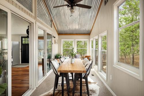 Modern w Hot Tub, Sauna, WiFi, Fire Pit, Grill, Deck