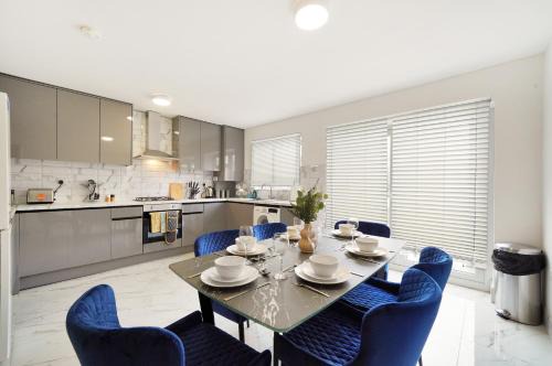 Modern Wembley Abode - Parking - Garden - Sleeps 14
