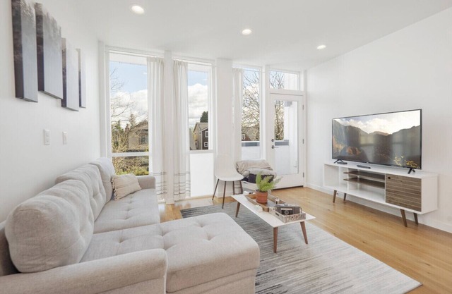 Modern West Seattle 1BR, Rooftop + Walk to Beach