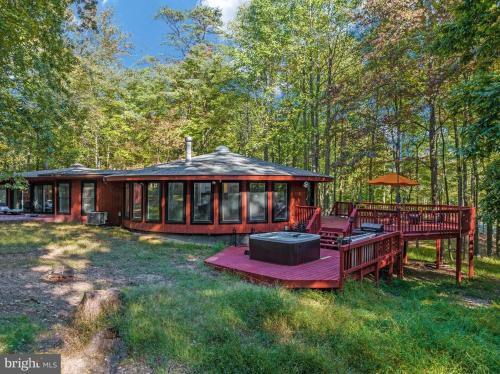 Modern Wooded Oasis w Hot Tub, WiFi, Grill, & Dome