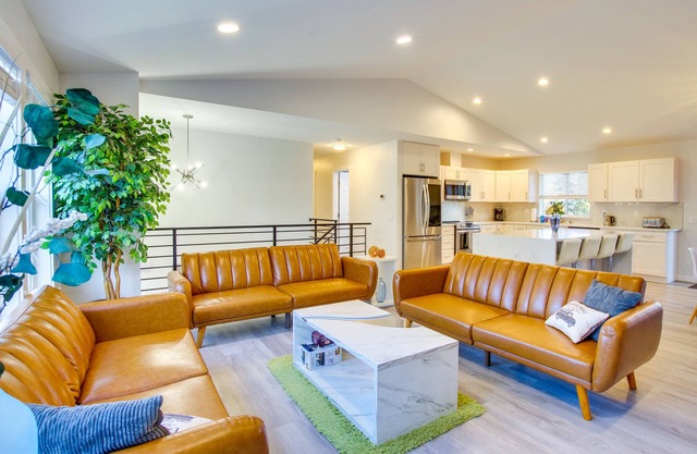 Modern Woodinville Home w/Hot Tub + Sauna!