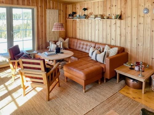 Moderne Og Tradisjonell Hytte På Krokskogen