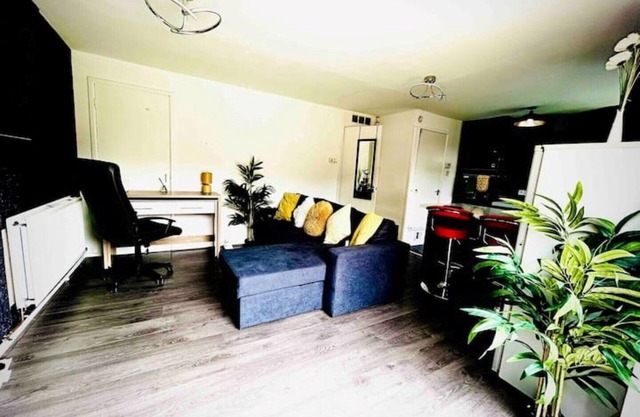 Modernised 2 Bed House Close to City Centre