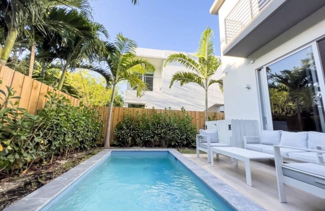 Modernista 2, Townhome with Pool by Coconut Grove
