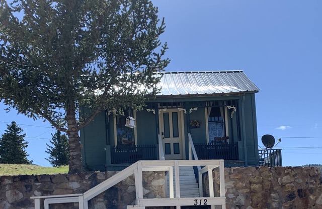 Modernized Miner Cabin in Victor Colorado!