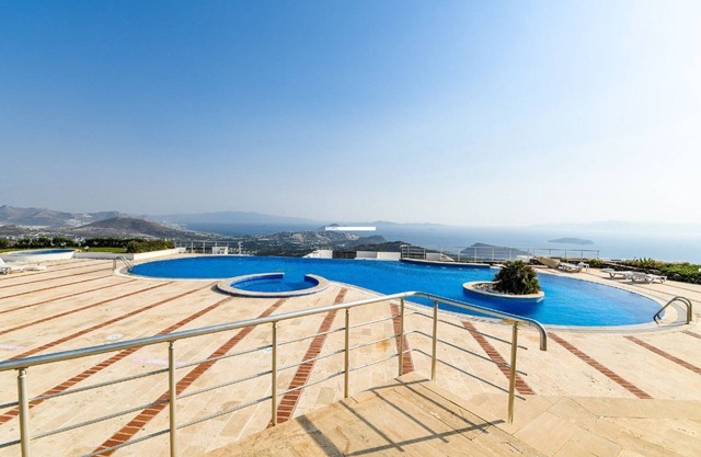 Modernly Designed 2BR Villa W/ Communal Pool & Balcony Bodrum Apartment 1005