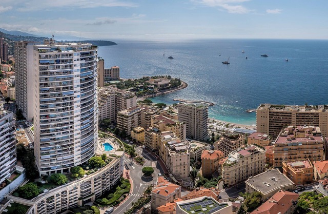 Monaco Seaview with pool and gym