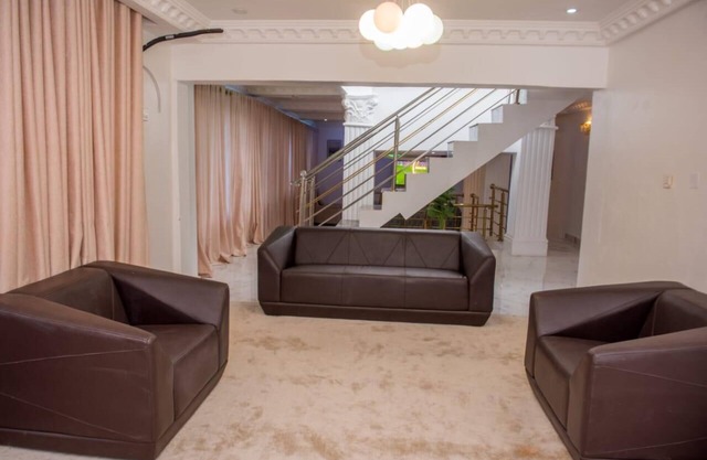 Mondeestars Luxury Home is 15 minutes drive to the shopping c