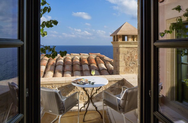 Moni Emvasis Luxury Suites