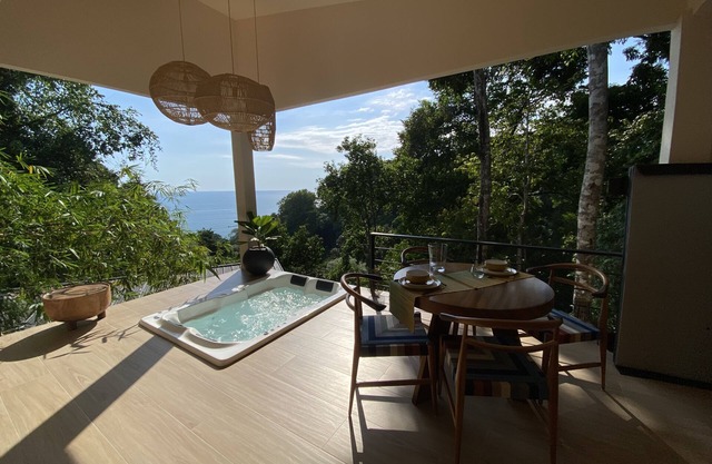 Monkey house, in the middle of the jungle with amazing ocean viewn