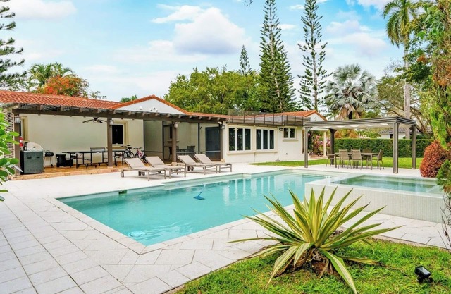 Monroe Retreat, 3/3, flexible space, heated pool, hot tub, beach 10 mins