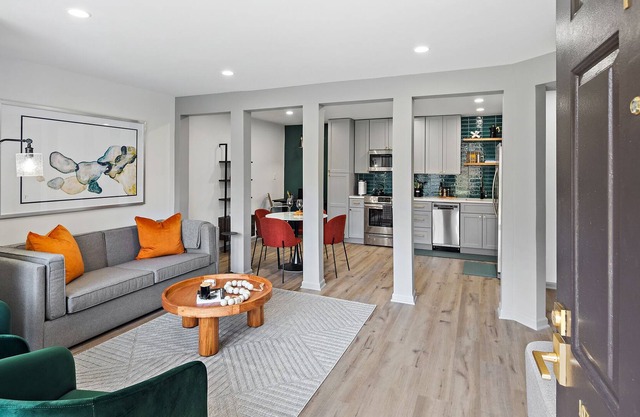 Month to Month Upscale 1bed/1bath Living