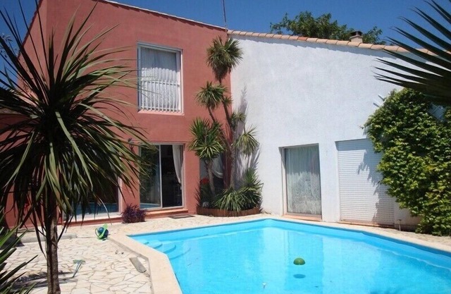 Montpellier and seaside, beautiful villa for 15 people with swimming pool