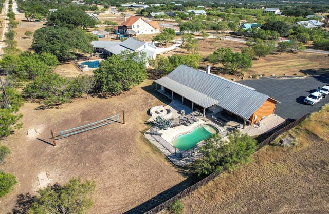 Moon River/Fenced Pool, Close to Golf and Frio, Volleyball, No Bunks, FREE FRIO